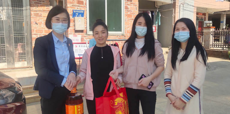 白云城投集团开展新春送关怀慰问结对帮扶党员活动